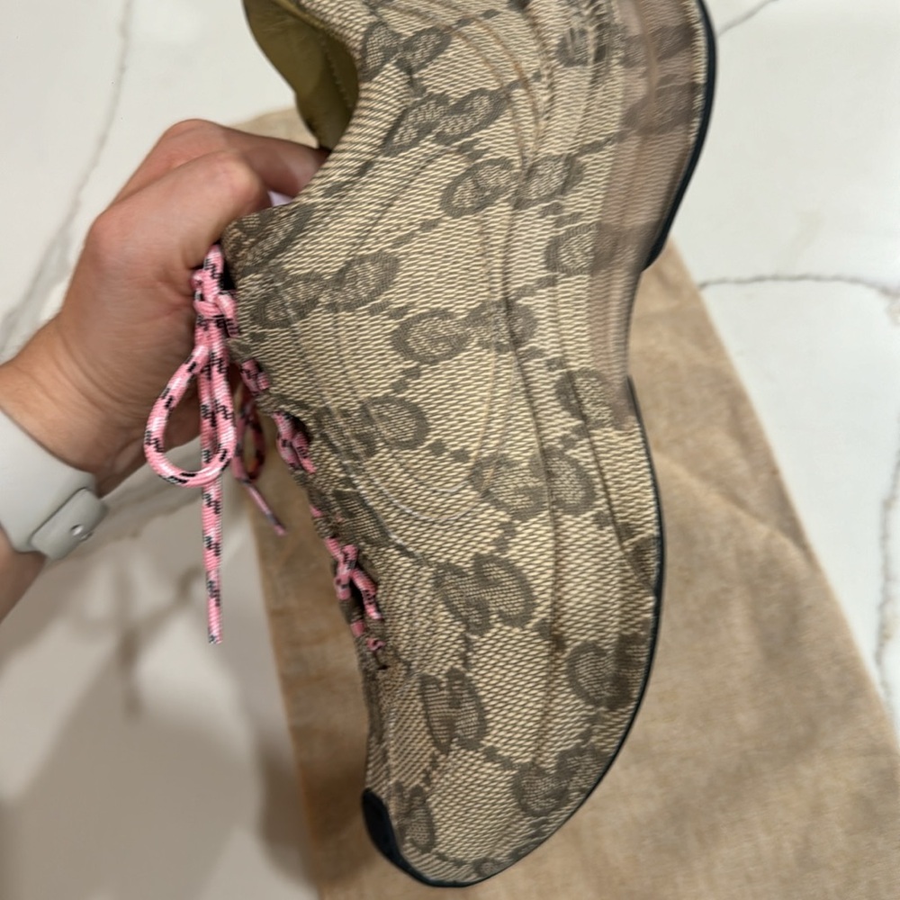 🆕🆕🆕New Gucci Tan Monogram Sneakers with Pink Accents - Picture 8 of 8